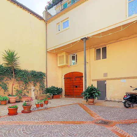 Piccolo In Centro Storico Apartament *